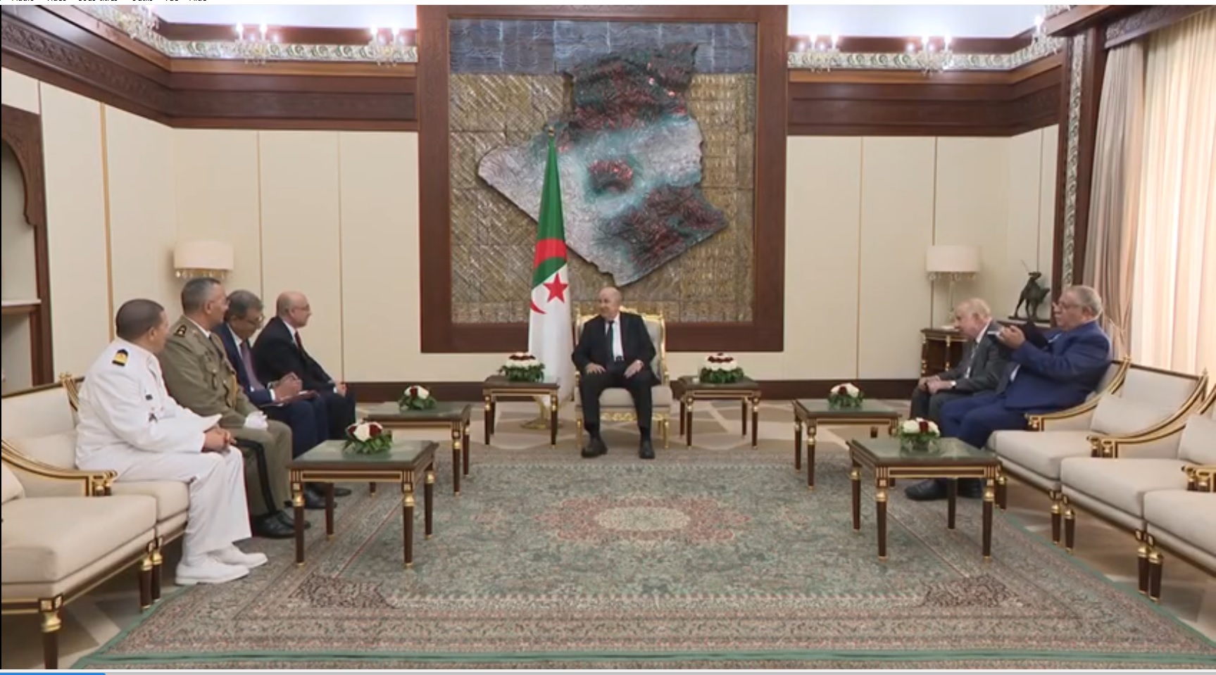 وزير الدفاع الوطني يؤدي زيارة عمل إلى الجزائر