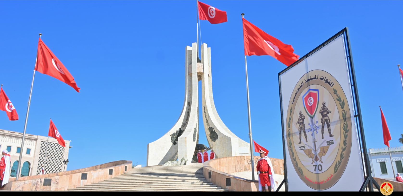 موكب رفع العلم بساحة القصبة