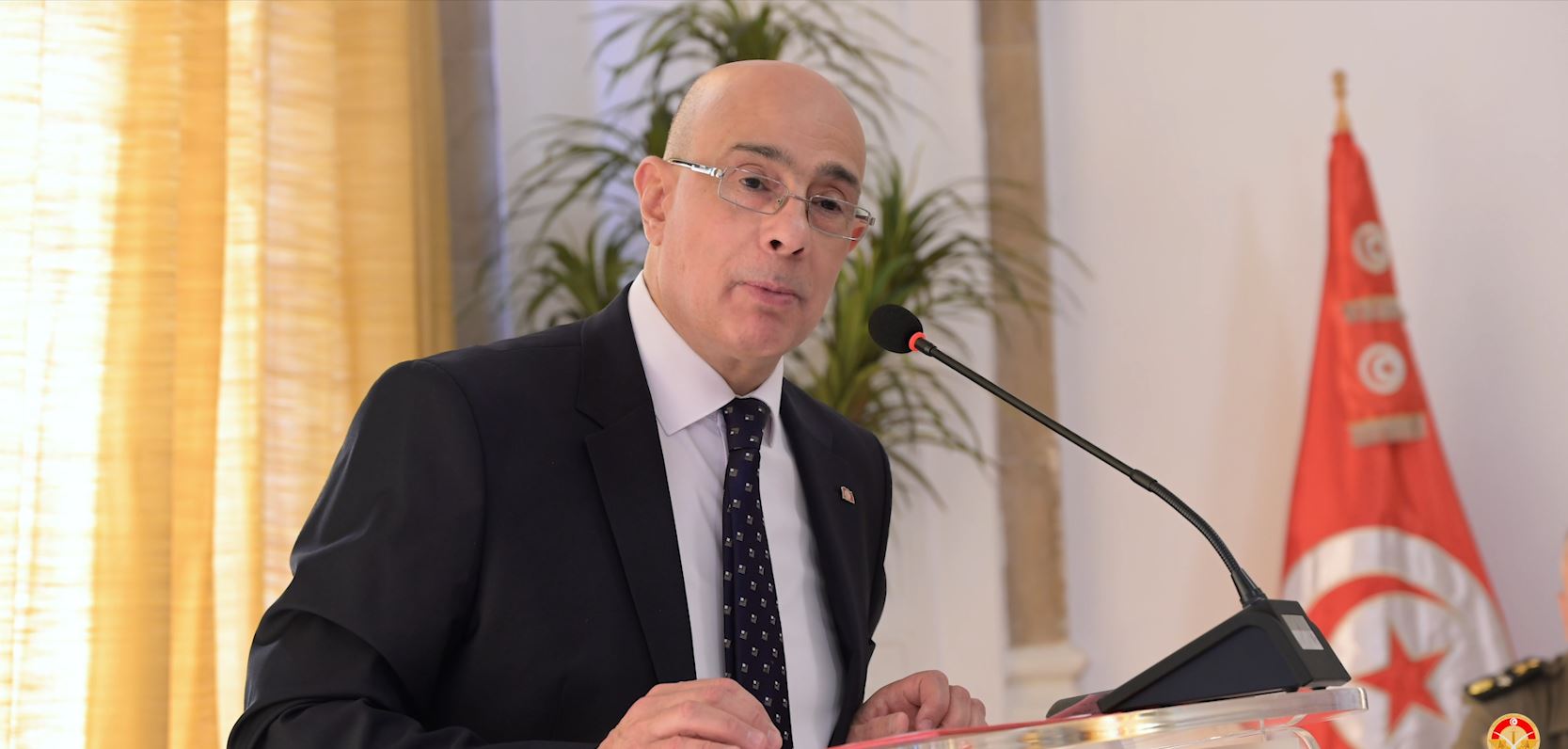 وزارة الدفاع الوطني تحتفي بيوم العلم وتكرّم المتفوقين من أبناء منتسبيها